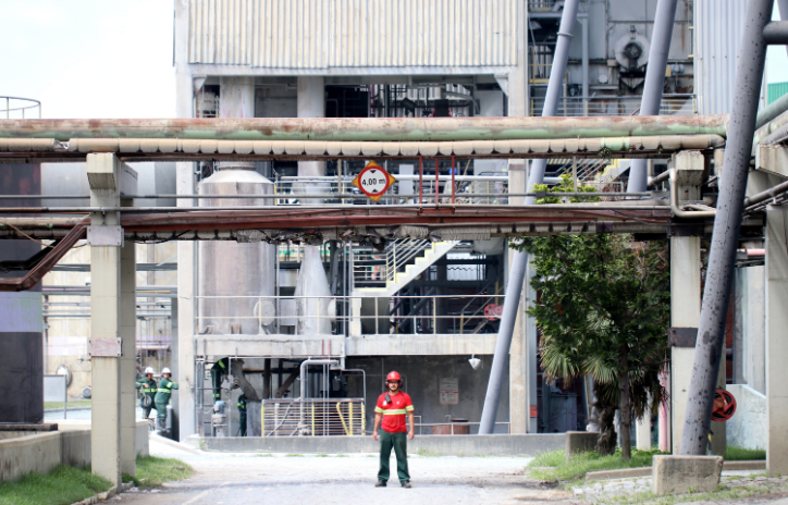 colaborador da klabin vestindo seu EPI pela segurança no trabalho